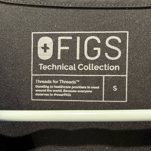 FIGS three-pocket scrub top - Picture 4 of 4